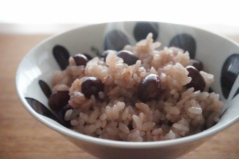 【料理名③】ローストした黒豆入り土鍋ごはん