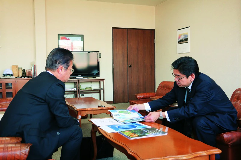 対談する山本社長