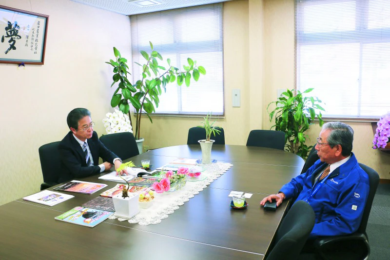 対談する岩田氏