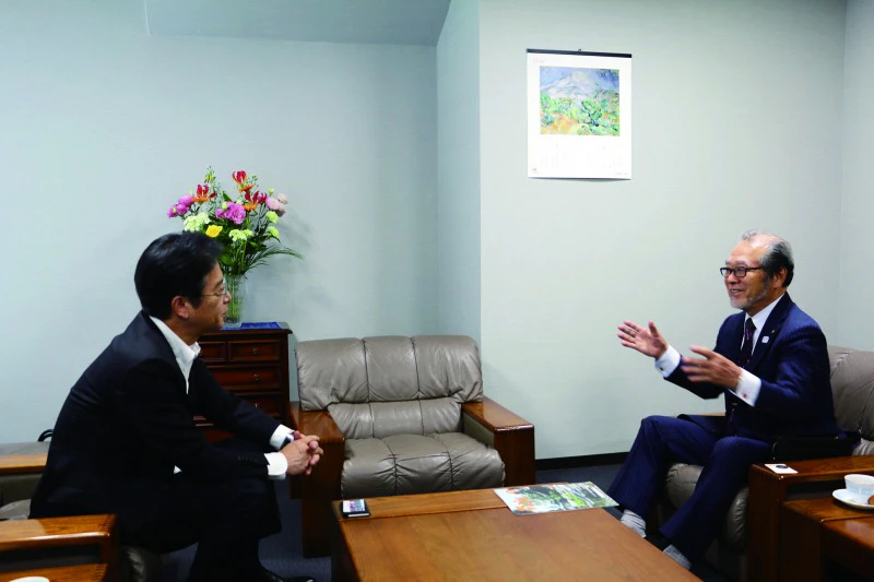対談する三宅氏
