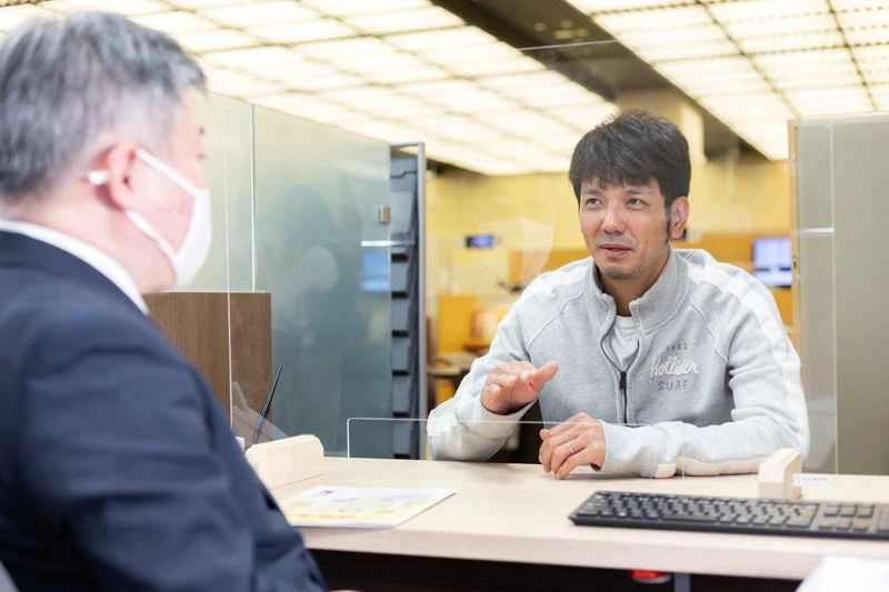 西日本シティ銀行の前野に話しかける新垣渚さん