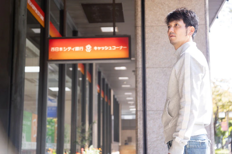 西日本シティ銀行を訪れる新垣渚さん